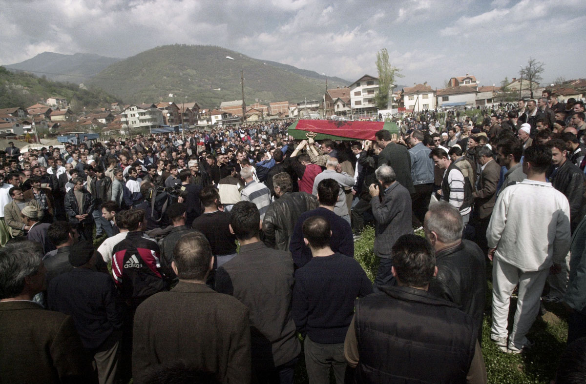 Thousands ethnic Albanians gather for the burial of a KLA rebel at the Muslim cemetery of Tetovo.